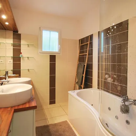 Sleeps 7 Pool Air Con Wifi