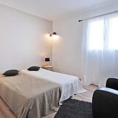 Sleeps 7 Pool Air Con Wifi Valcros